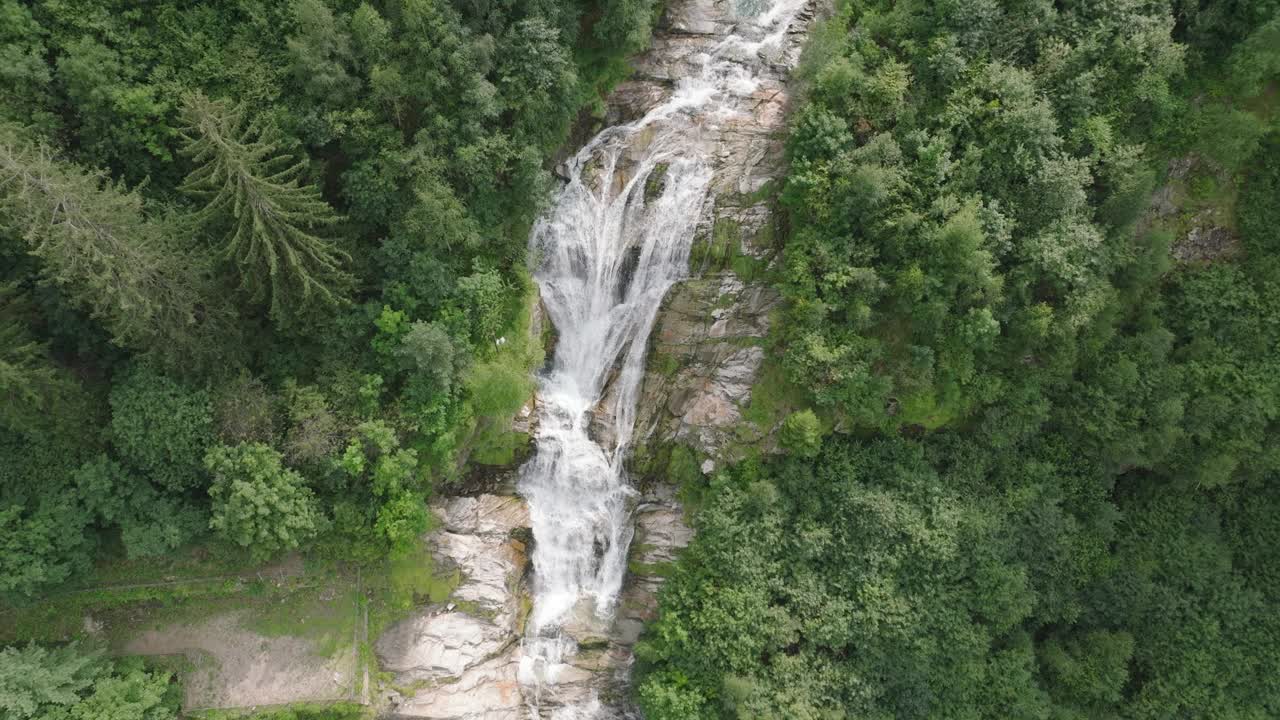 空中无人机看到的瀑布(cascata piumogna)被郁郁葱葱的绿树包围视频素材