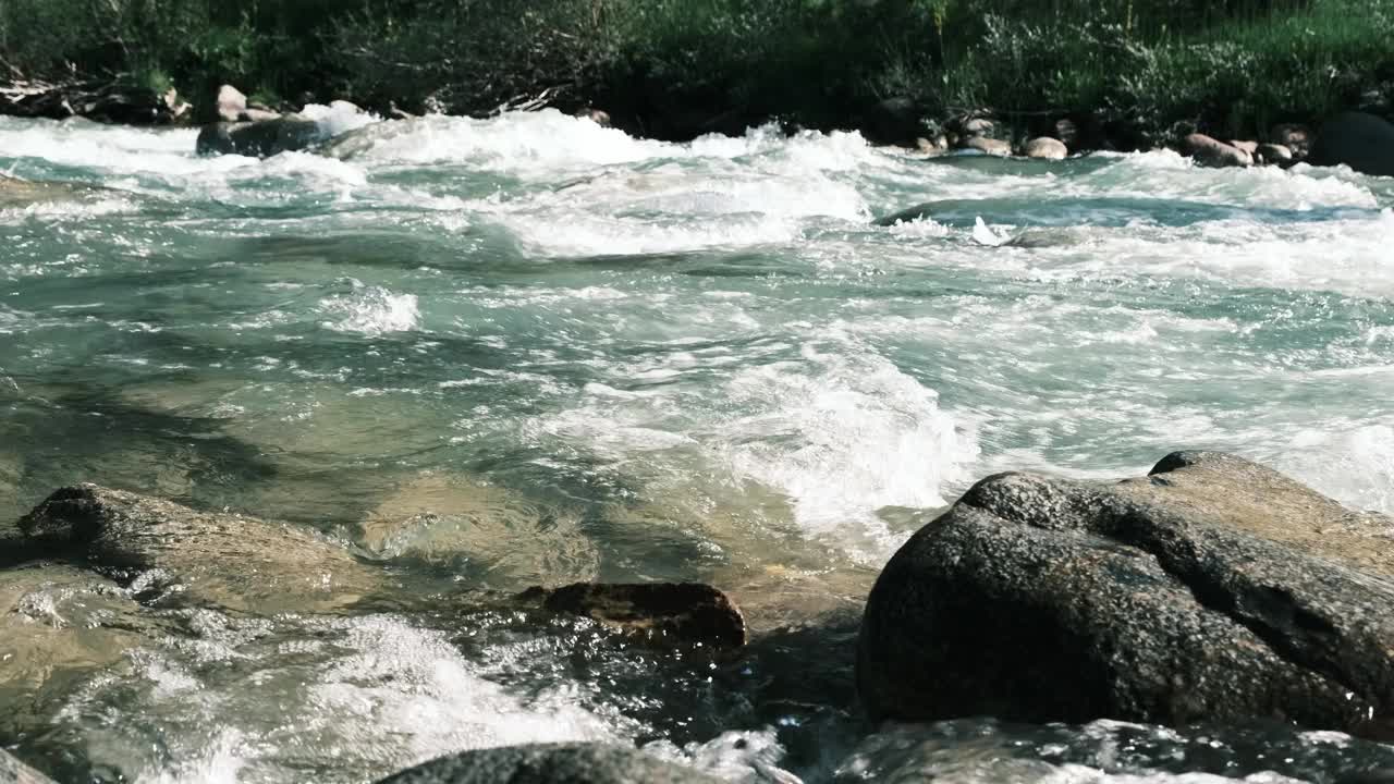 山林中的喀基拉河视频下载