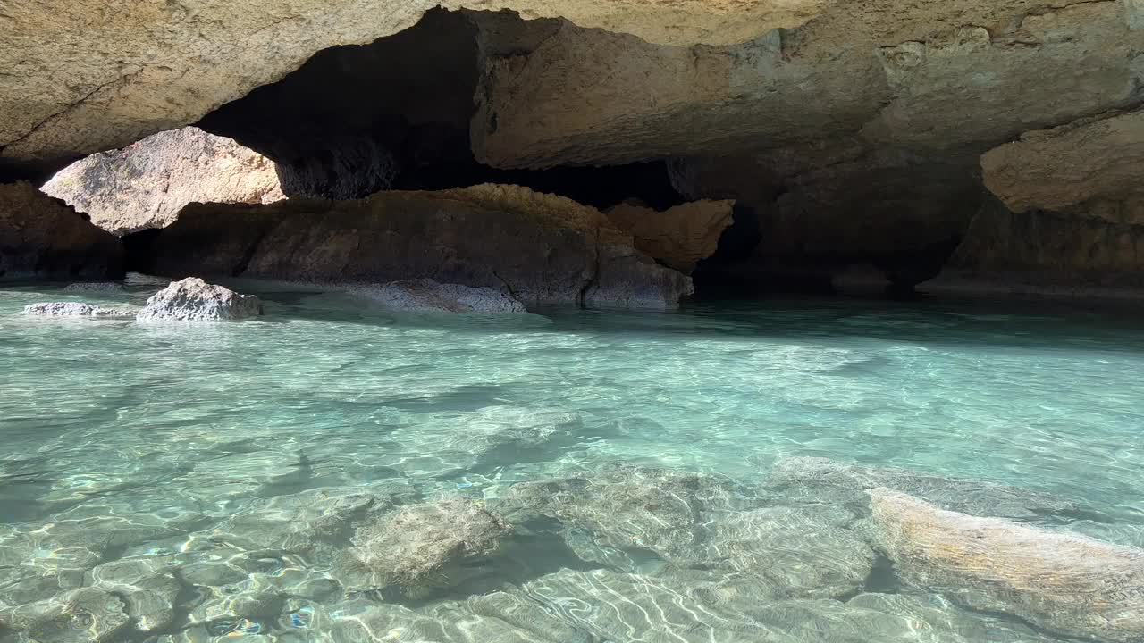 蓝色的大海和岩洞里的岩石。视频素材