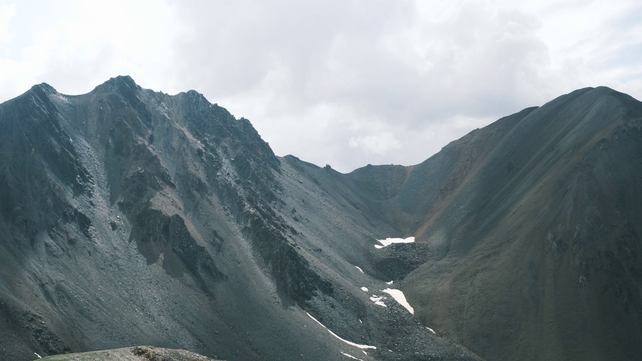 云在山口上空飘动。高山纺纱幻觉视频下载