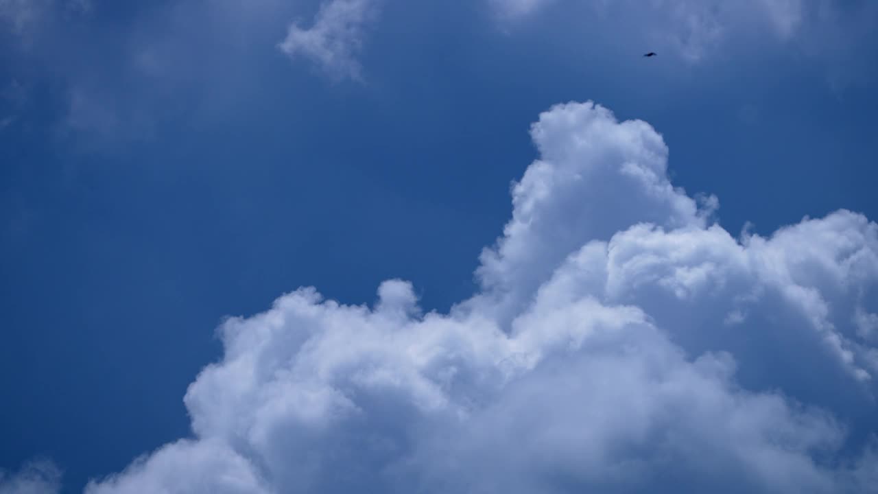 引人注目的云从右向左移动。间隔拍摄视频下载