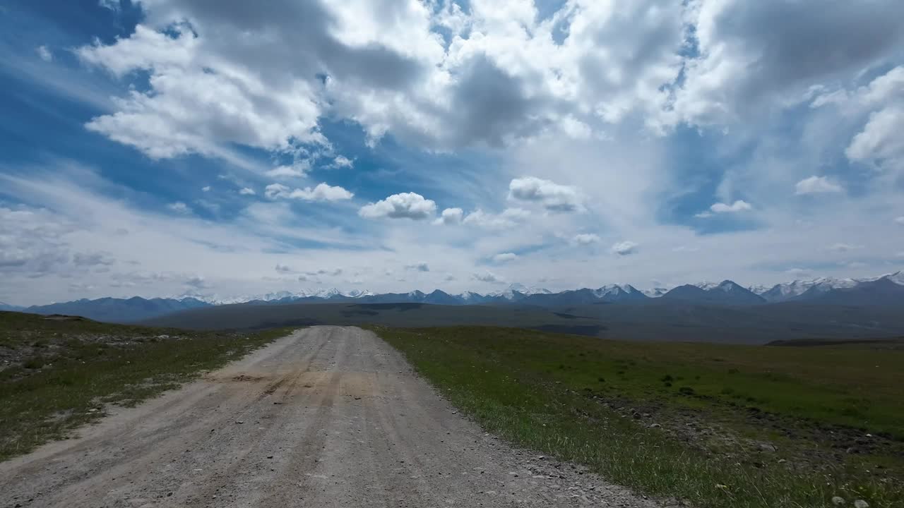 沿着山河行驶在土石路上。汽车的观点视频素材