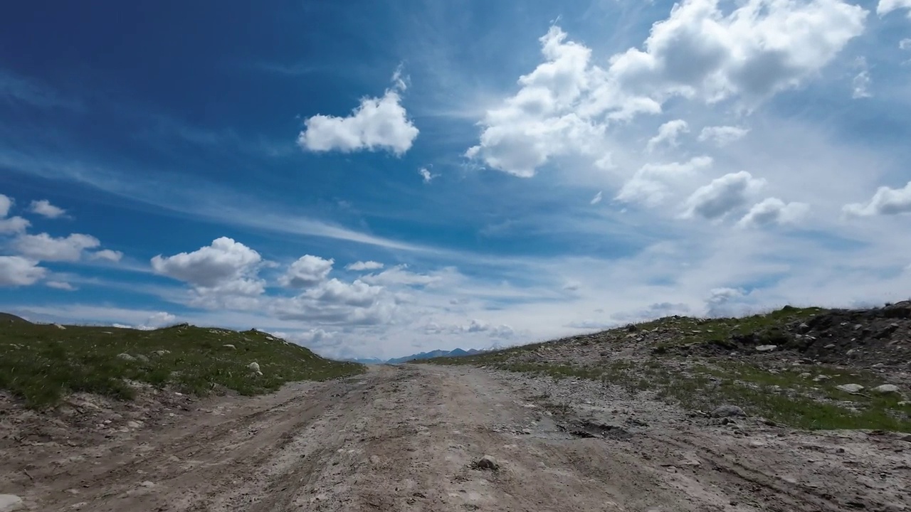 沿着山河行驶在土石路上。汽车的观点视频下载