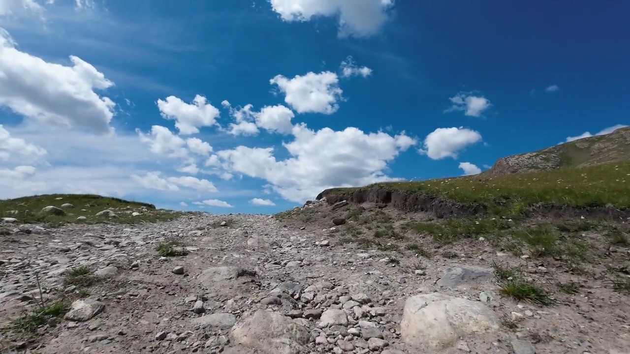 沿着山河行驶在土石路上。汽车的观点视频素材