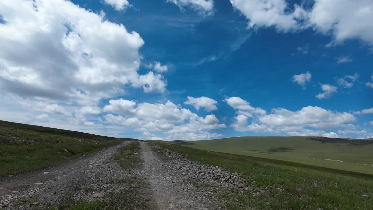 沿着山口行驶，雪山山脊尽收眼底。汽车的观点视频素材