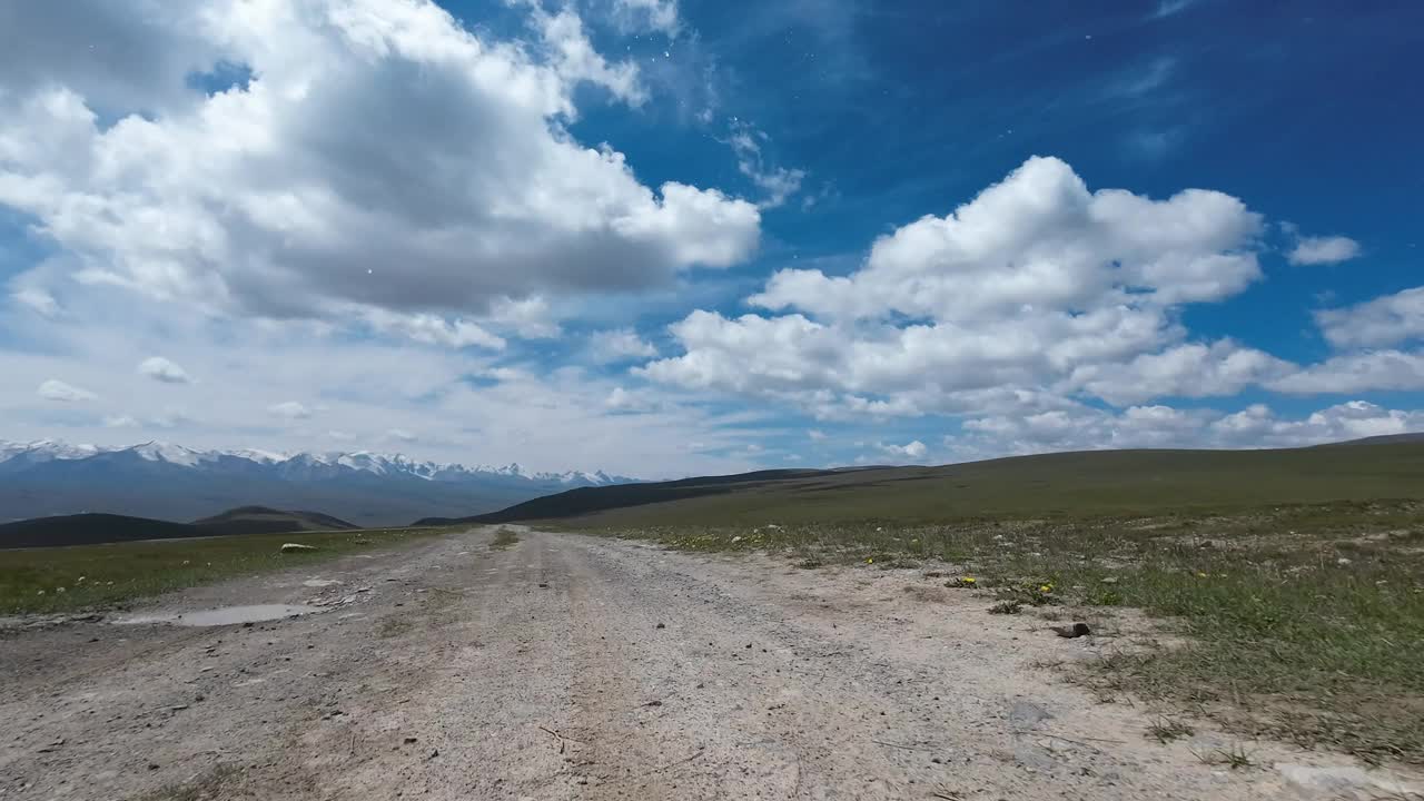 沿着山口行驶，雪山山脊尽收眼底。汽车的观点视频下载