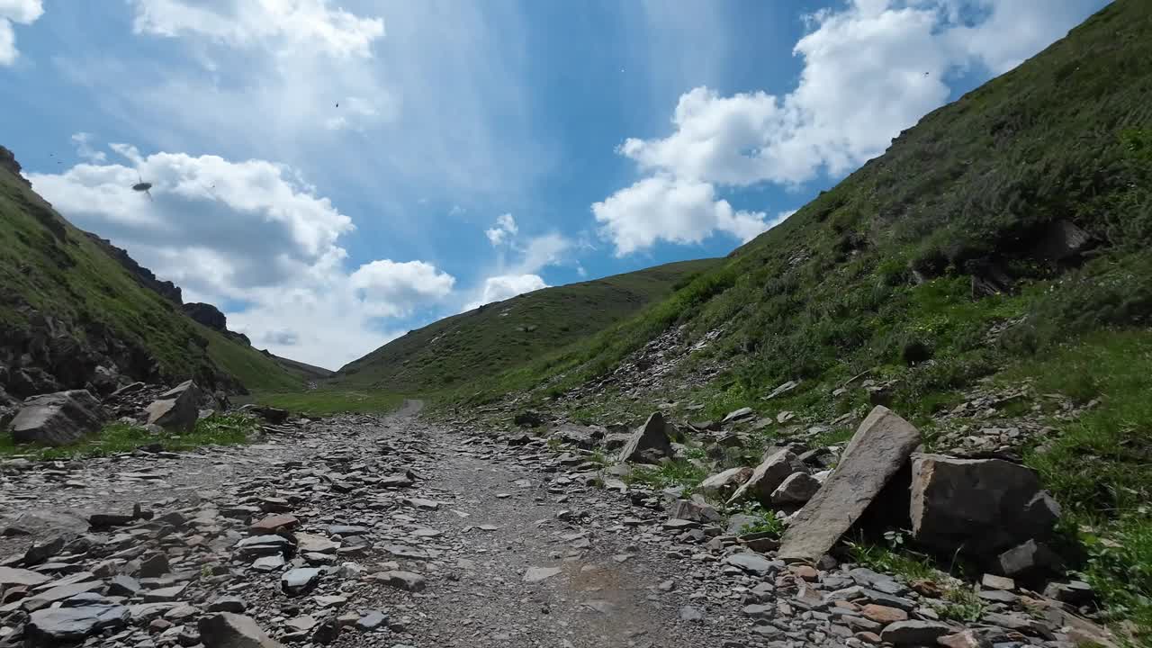 沿着山口行驶，雪山山脊尽收眼底。汽车的观点视频下载