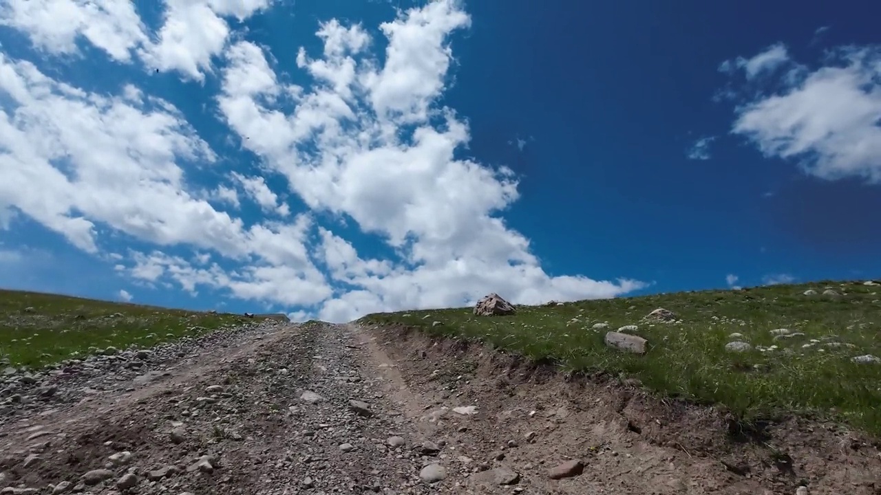 沿着山河行驶在土石路上。汽车的观点视频素材