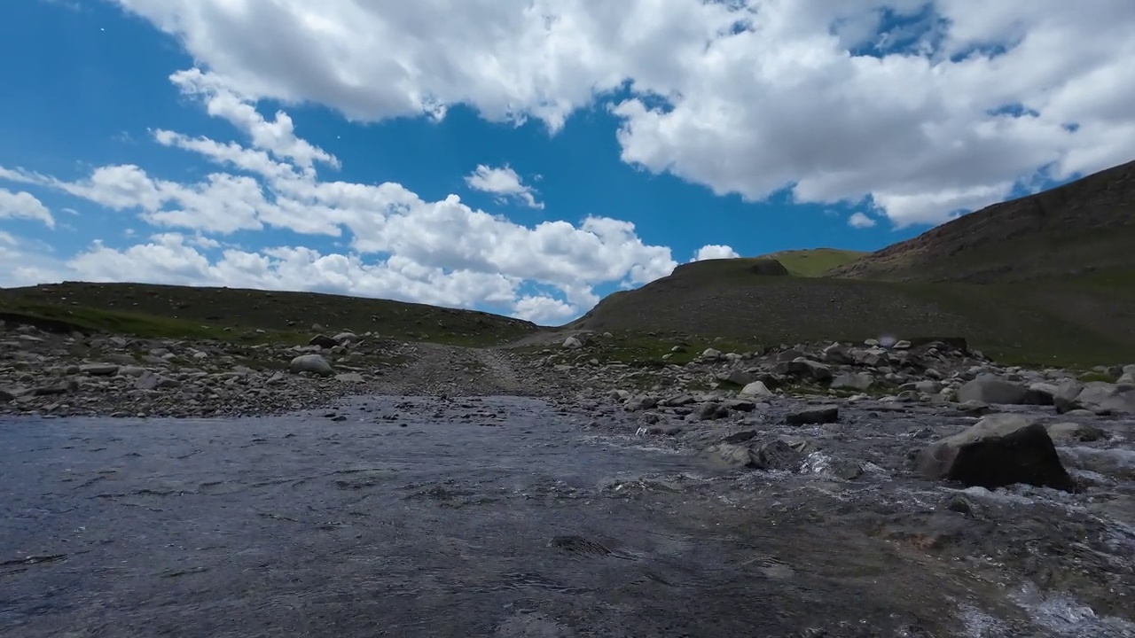 沿着山河行驶在土石路上。汽车的观点视频素材