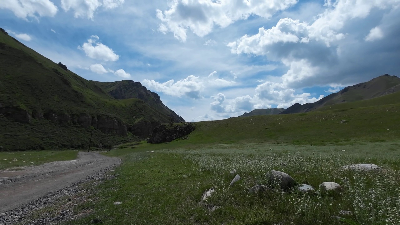 沿着Saryjaz山河的泥泞岩石道路上的云层。汽车的观点视频下载