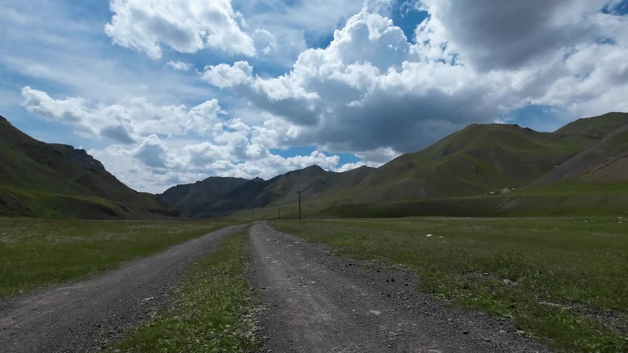 沿着山河行驶在土石路上。汽车的观点视频下载