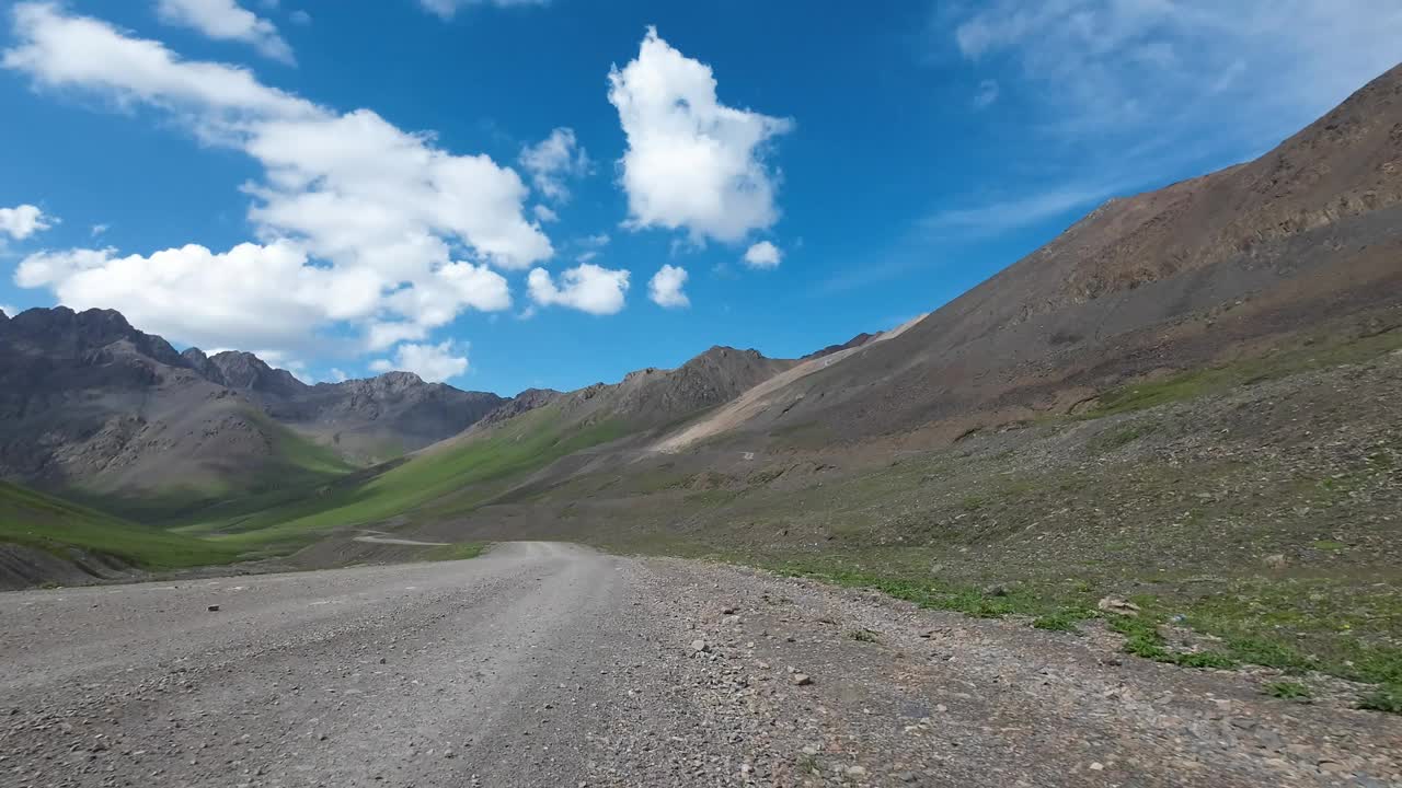 在山口上开车。汽车的观点视频素材