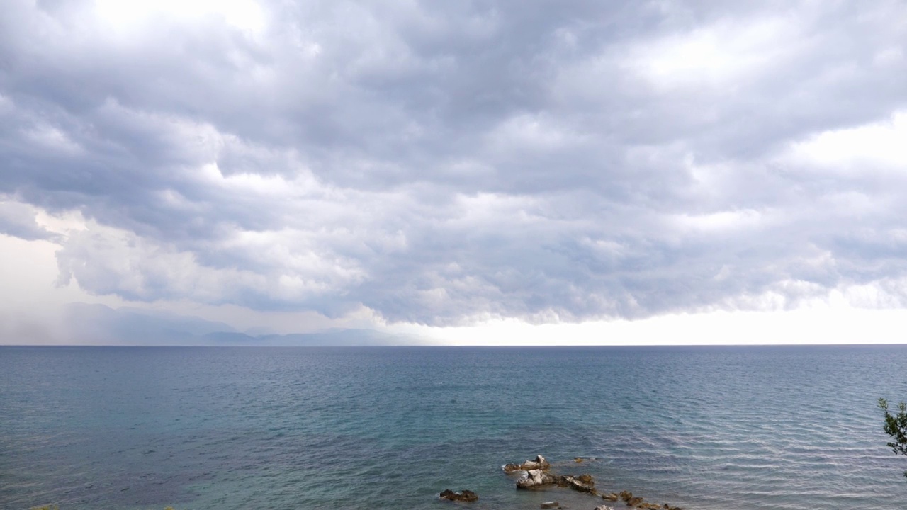 希腊，伯罗奔尼撒半岛，海浪和奇妙的岩石海岸，多云的天空。视频素材