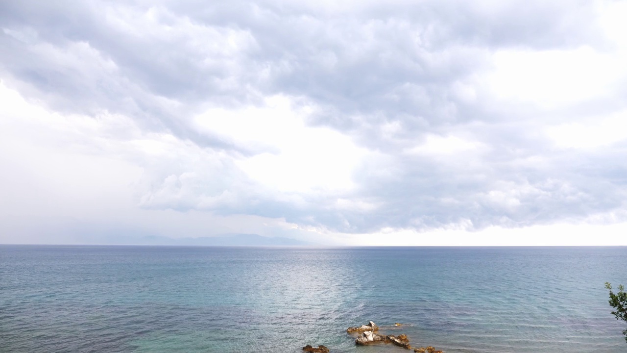 希腊，伯罗奔尼撒半岛，海浪和奇妙的岩石海岸，多云的天空。视频素材