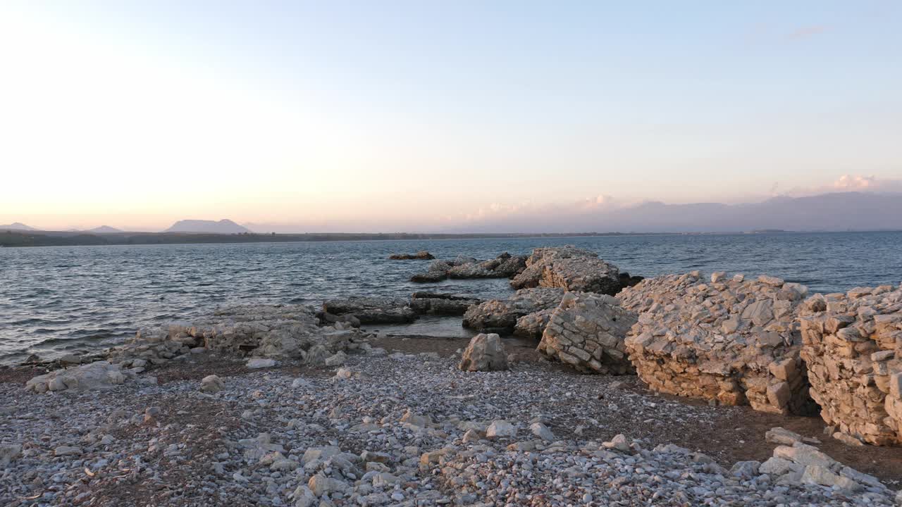 希腊，伯罗奔尼撒半岛，海浪和奇妙的岩石海岸，多云的天空。视频素材