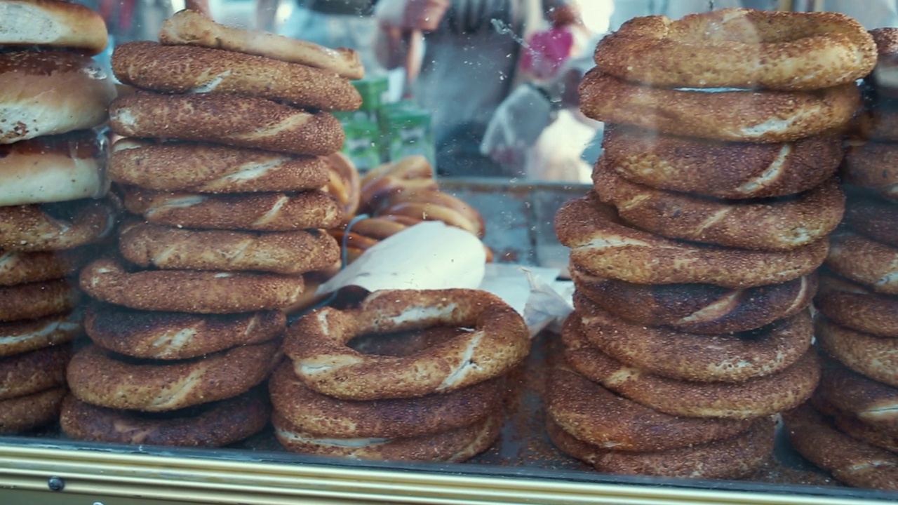 伊斯坦布尔小贩摊位上的传统土耳其百吉饼“Simit”视频素材