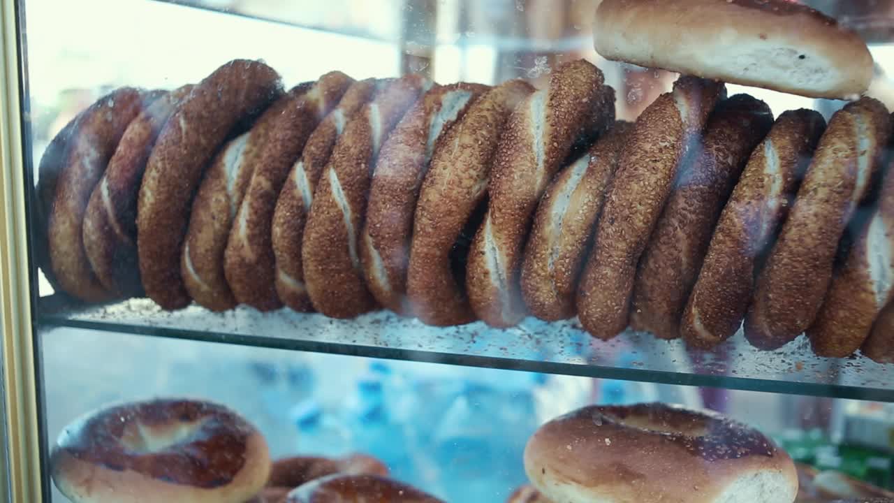 伊斯坦布尔小贩摊位上的传统土耳其百吉饼“Simit”视频素材