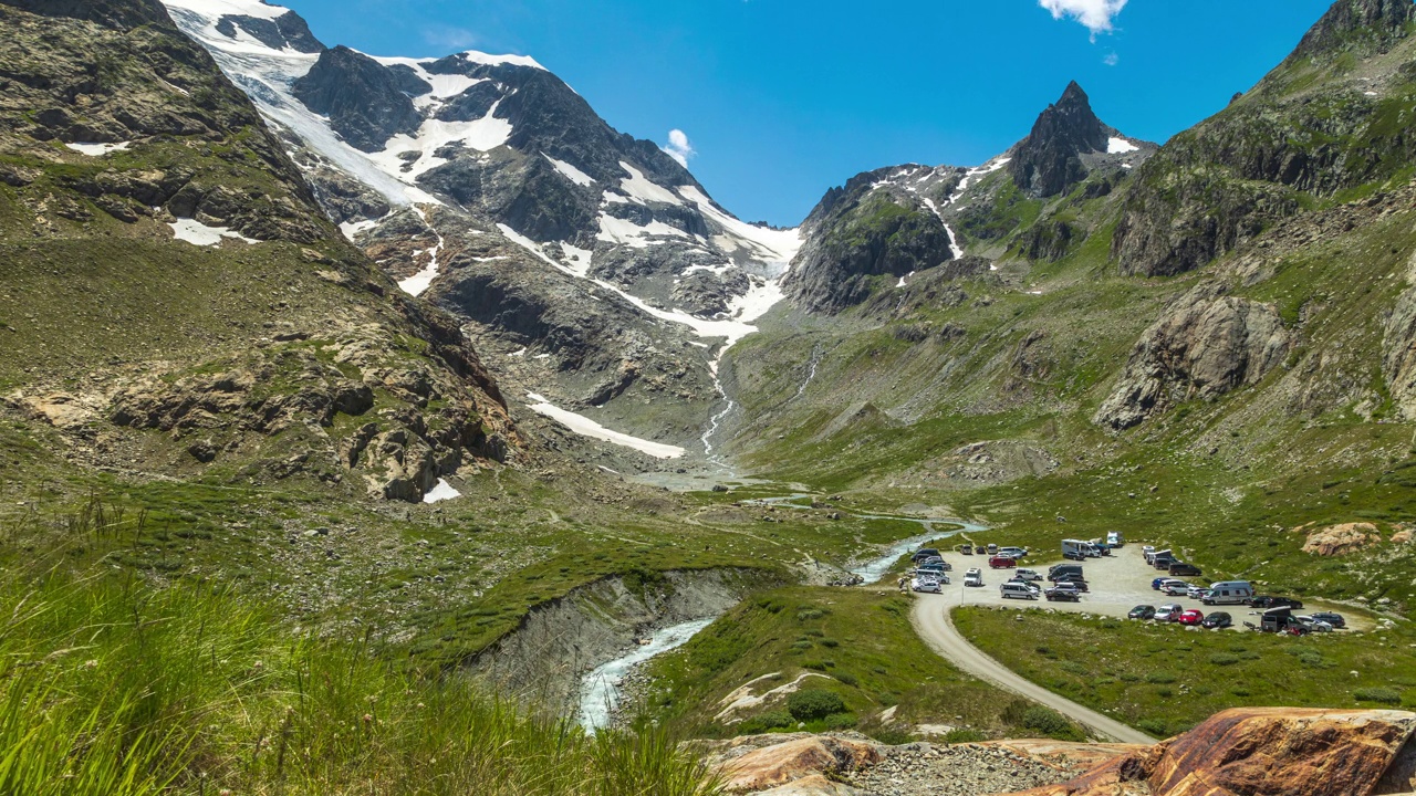 时光流逝，云淡风轻。山的风景。Vorder Tierberg山。伯尔尼州视频素材