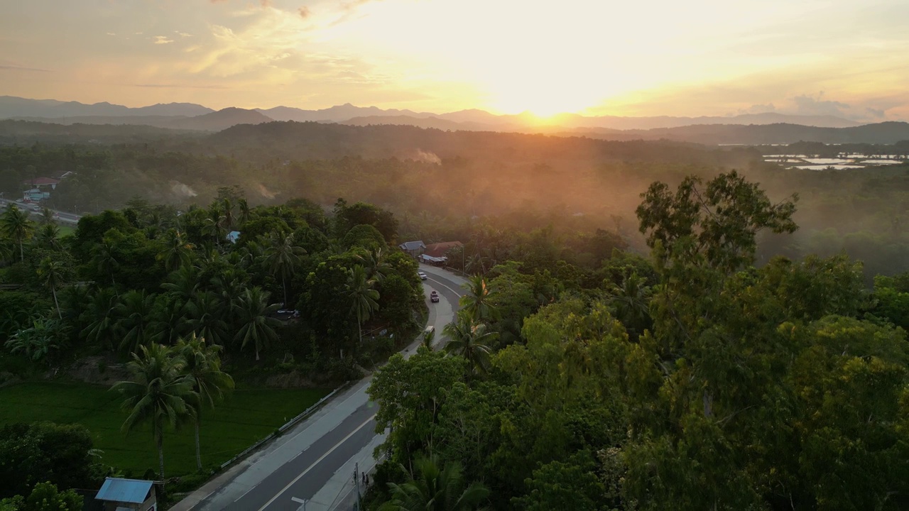 有热带植物的乡村和俯瞰日落的道路视频素材