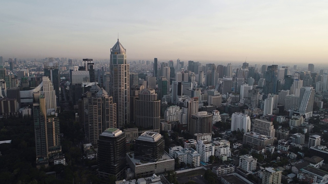 鸟瞰图城市办公楼与伦皮尼公园城市生活运输车视频素材