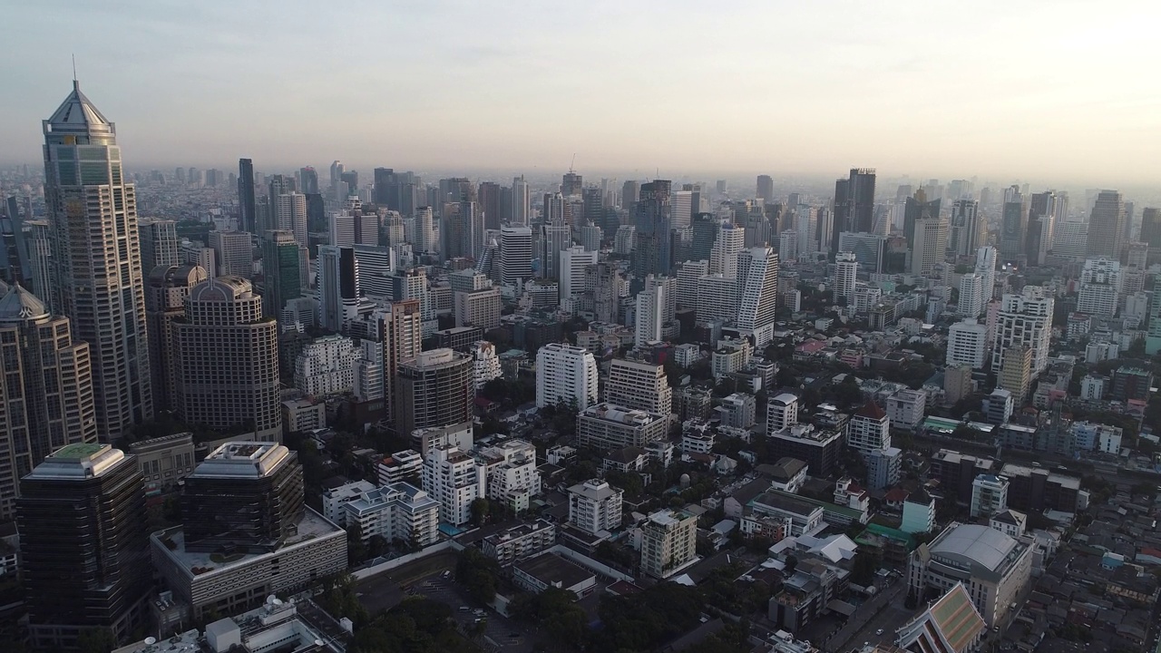 鸟瞰图城市办公楼与伦皮尼公园城市生活运输车视频素材