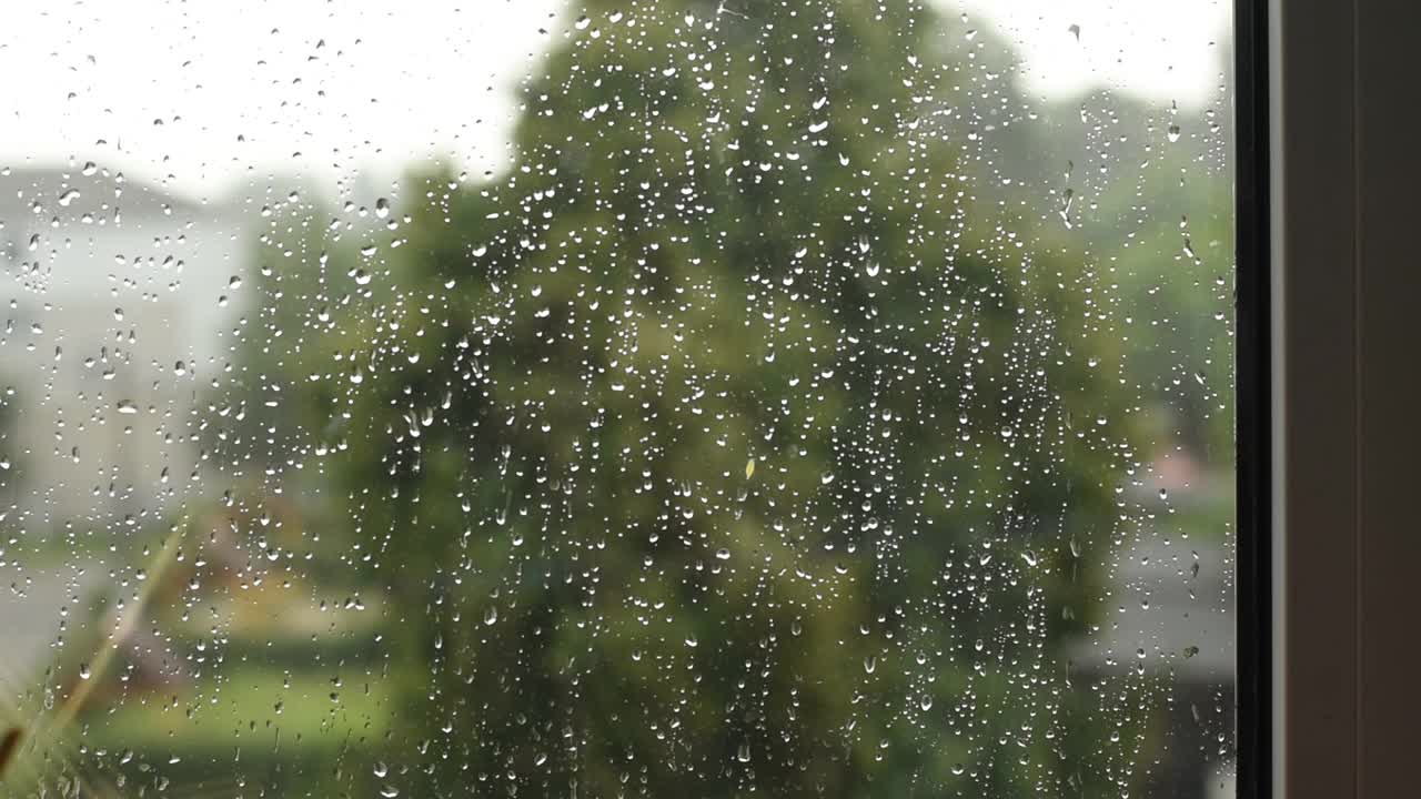 雨点落在窗玻璃上。视频素材