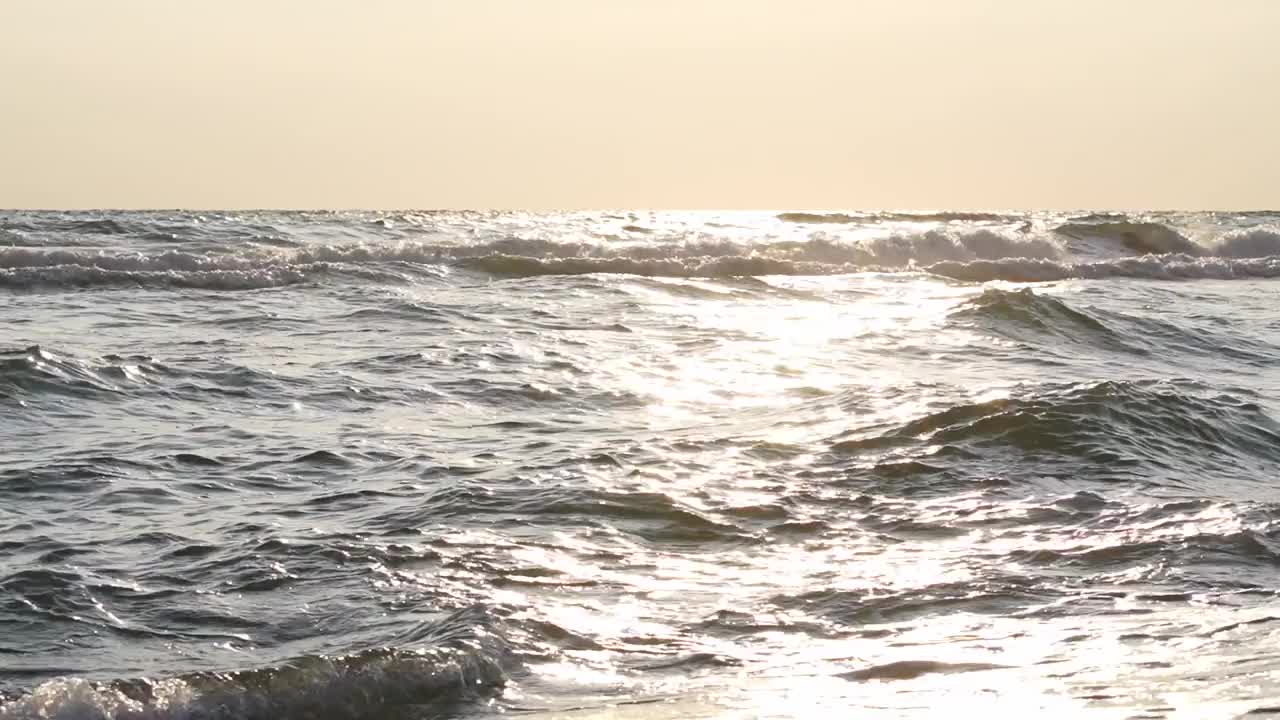 平滑的海浪和阳光在水中的反射视频素材