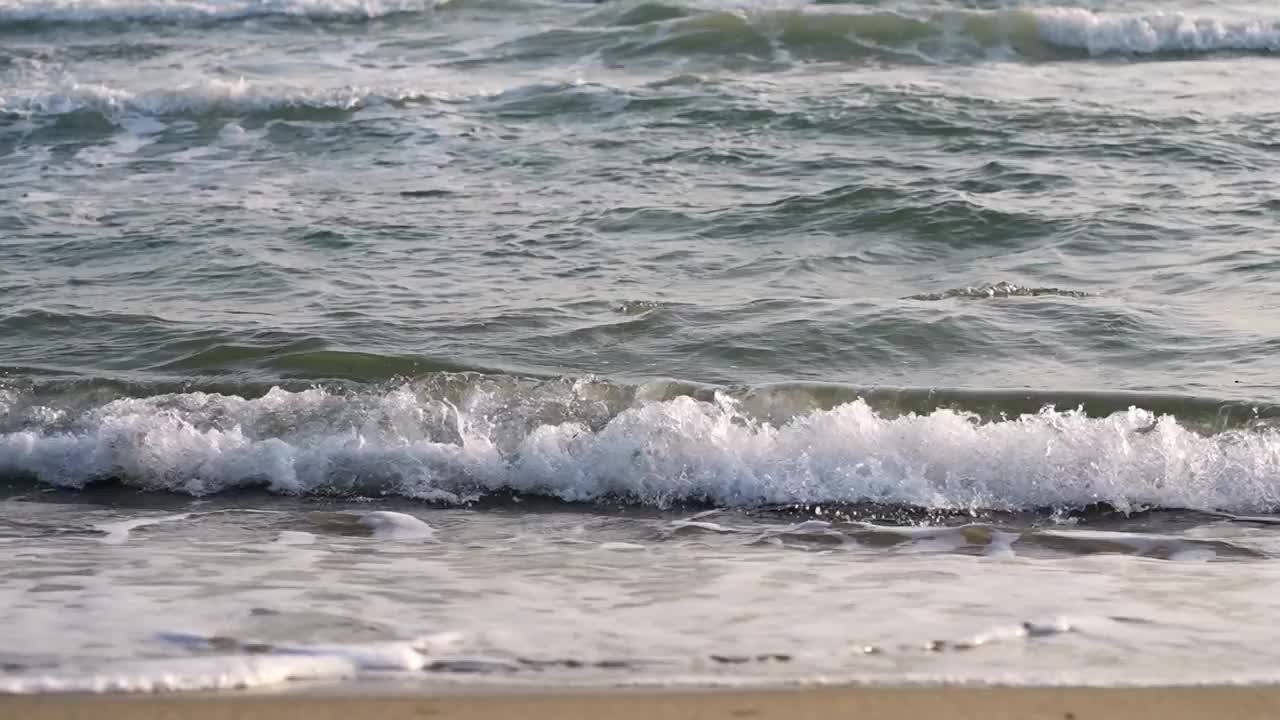 海浪与清澈的天空地平线视频素材