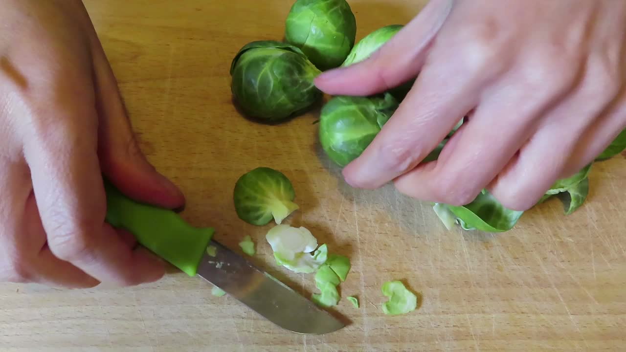 准备在砧板上烹饪球芽甘蓝。视频下载