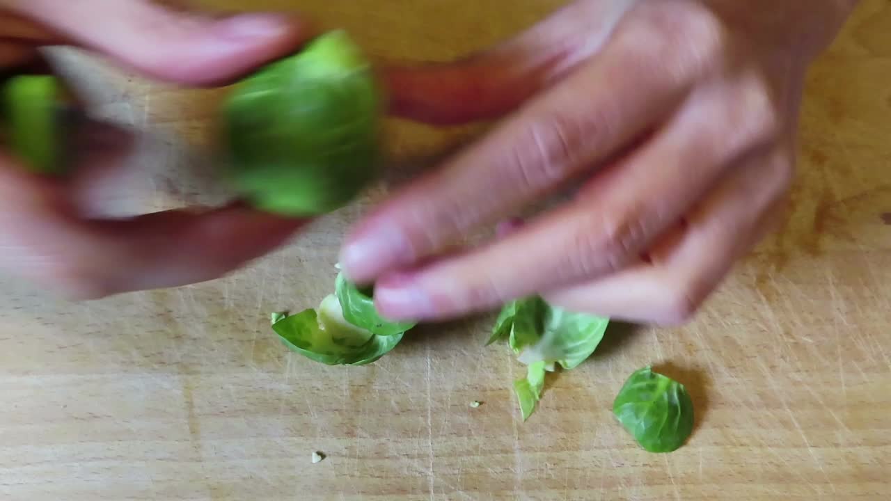 准备在砧板上烹饪球芽甘蓝。视频下载