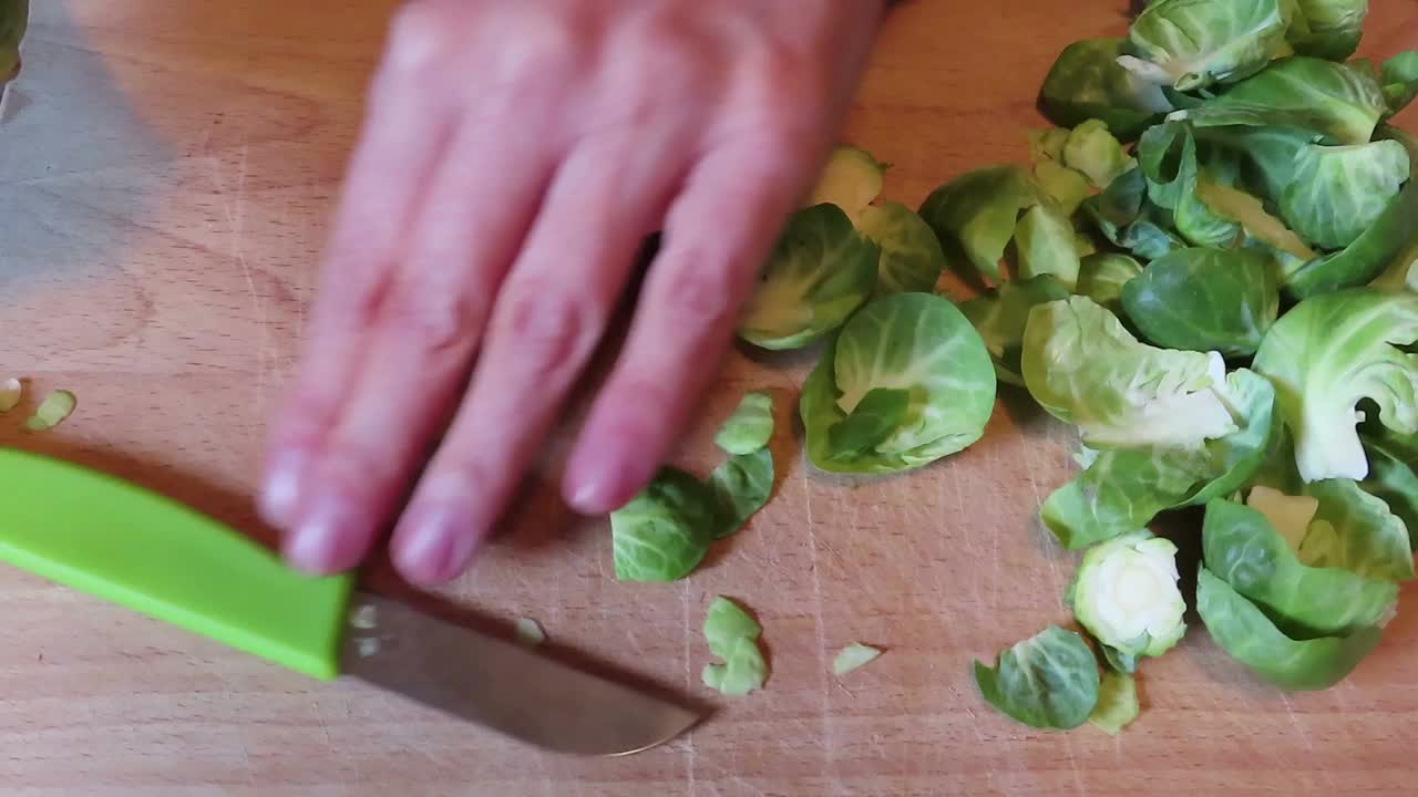 准备在砧板上烹饪球芽甘蓝。视频下载