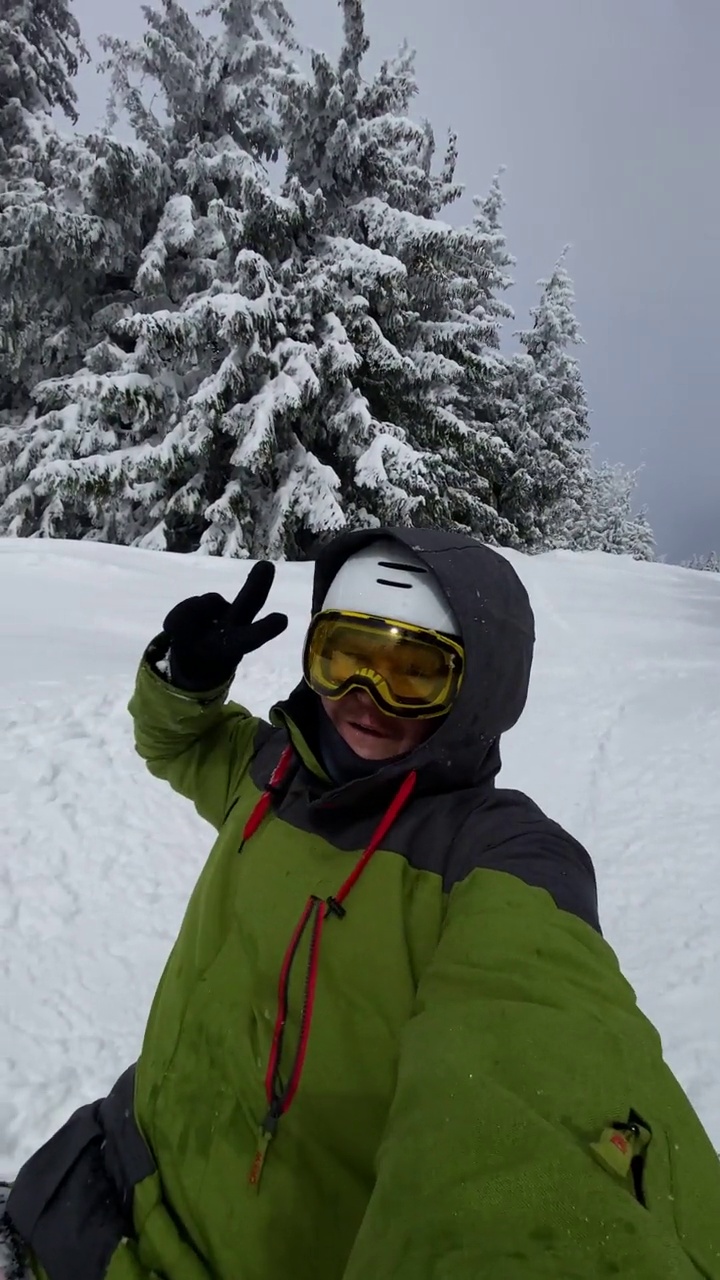 快乐的男子单板滑雪聊天自拍在深粉雪视频素材