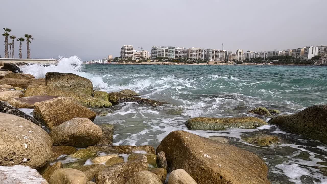 海浪拍打在马耳他圣朱利安湾的岩石上视频素材