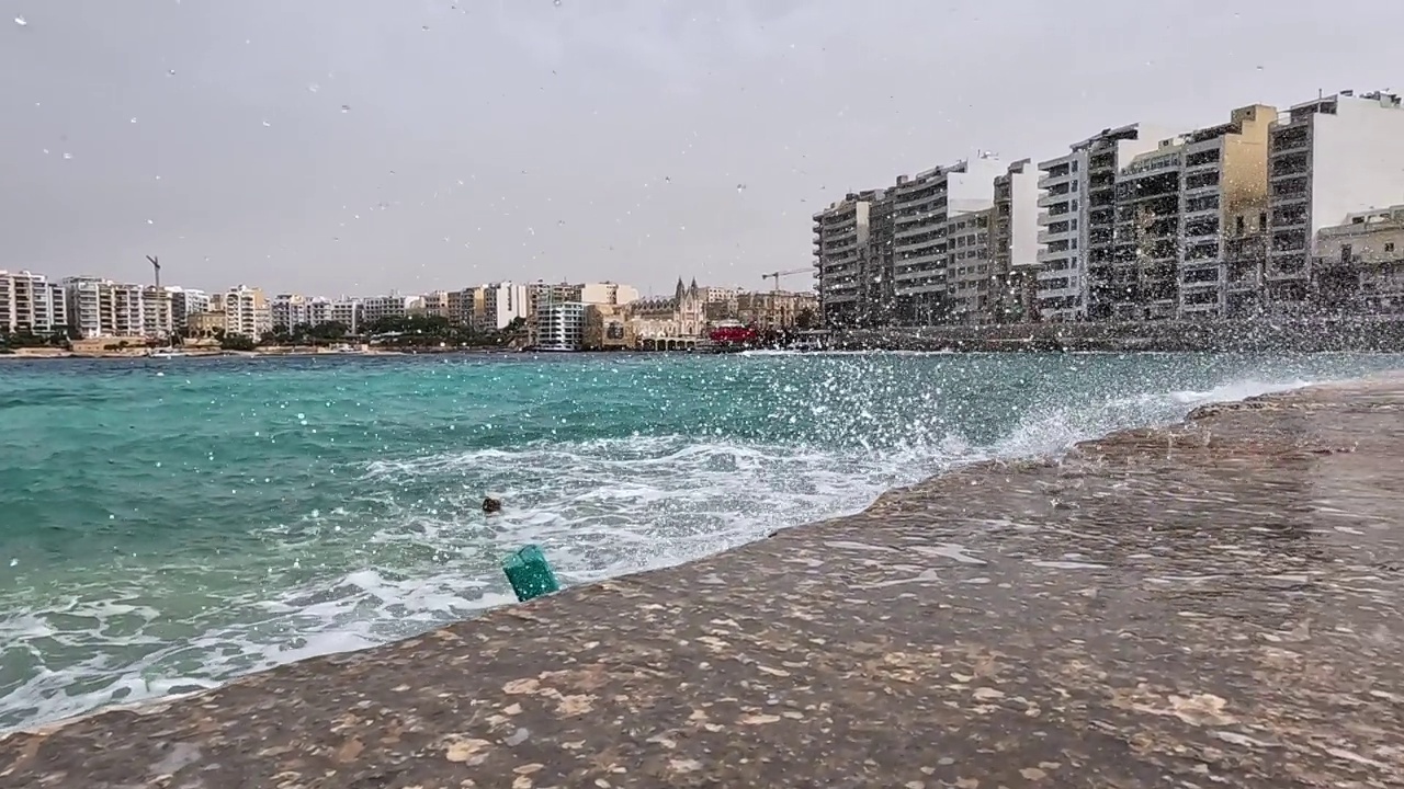 海浪在圣朱利安湾在马耳他视频素材