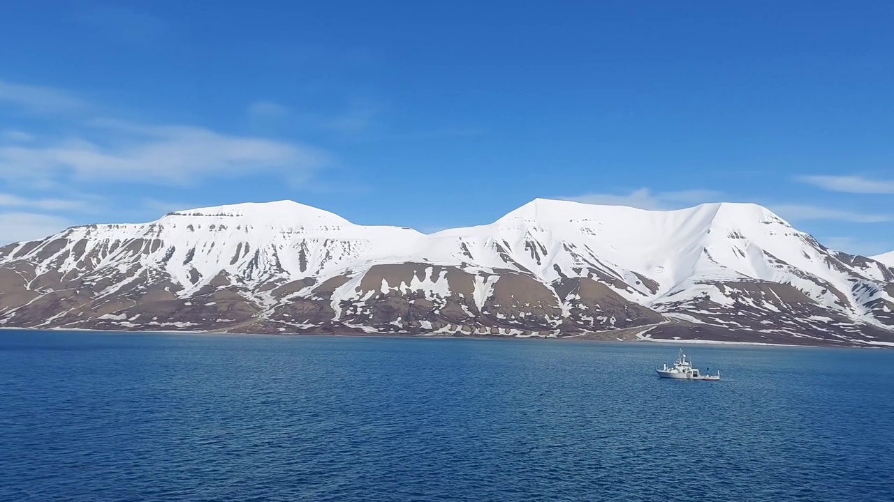 宁静的冬季景观:雄伟的山脉，原始的雪，和宁静的大海从斯瓦尔巴群岛和扬马延挪威的观点视频下载