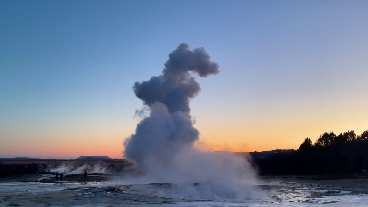 冰岛。正在喷发的斯特罗克间歇泉。Strokkur是地热区的一部分。烟雾笼罩着地面。地球上最美丽的地方。视频素材