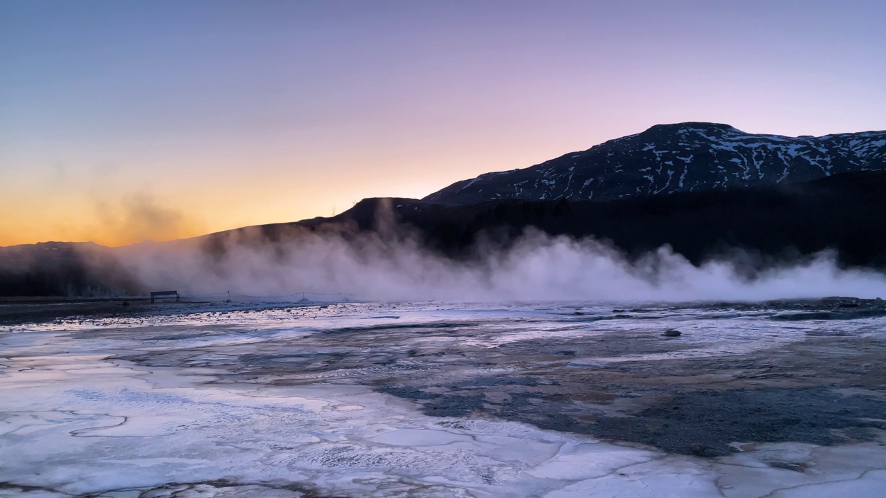 冰岛。正在喷发的斯特罗克间歇泉。Strokkur是地热区的一部分。烟雾笼罩着地面。地球上最美丽的地方。视频素材