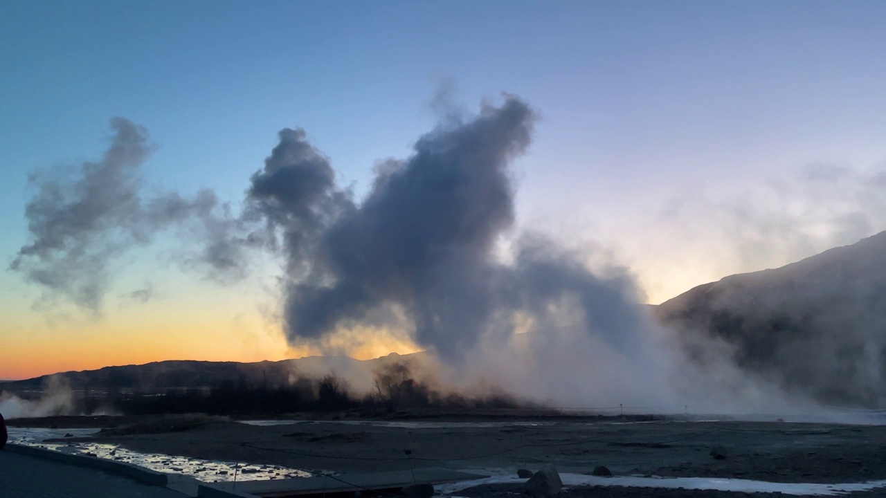 冰岛。正在喷发的斯特罗克间歇泉。Strokkur是地热区的一部分。烟雾笼罩着地面。地球上最美丽的地方。视频素材