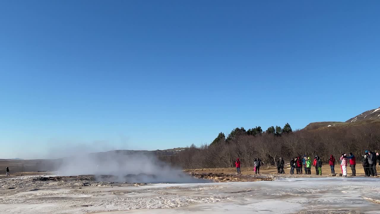 冰岛。正在喷发的斯特罗克间歇泉。Strokkur是地热区的一部分。烟雾笼罩着地面。地球上最美丽的地方。视频素材