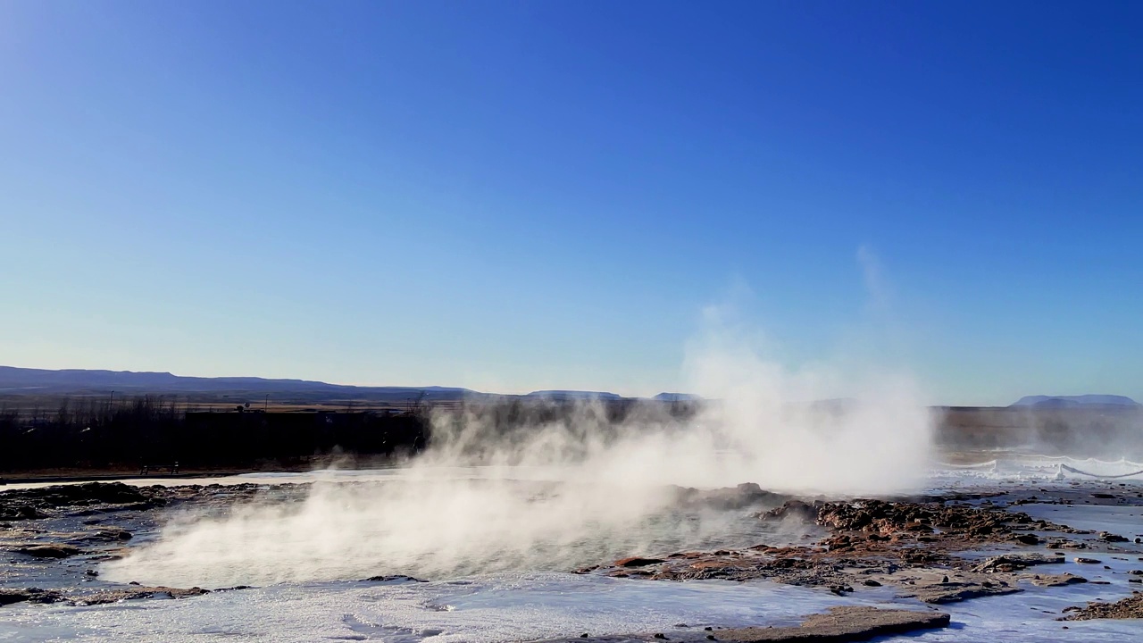 冰岛。正在喷发的斯特罗克间歇泉。Strokkur是地热区的一部分。烟雾笼罩着地面。地球上最美丽的地方。视频素材