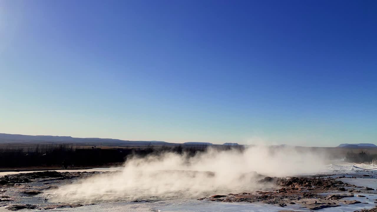 冰岛。正在喷发的斯特罗克间歇泉。Strokkur是地热区的一部分。烟雾笼罩着地面。地球上最美丽的地方。视频素材