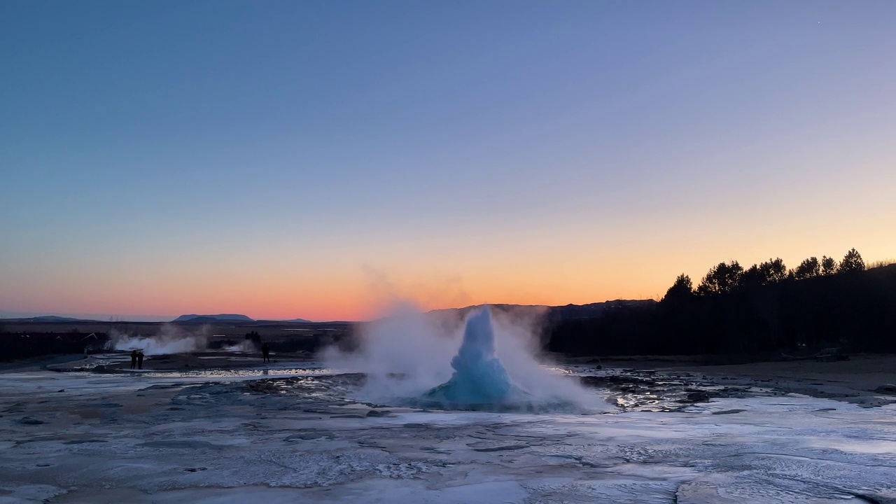 冰岛。正在喷发的斯特罗克间歇泉。Strokkur是地热区的一部分。烟雾笼罩着地面。地球上最美丽的地方。视频素材