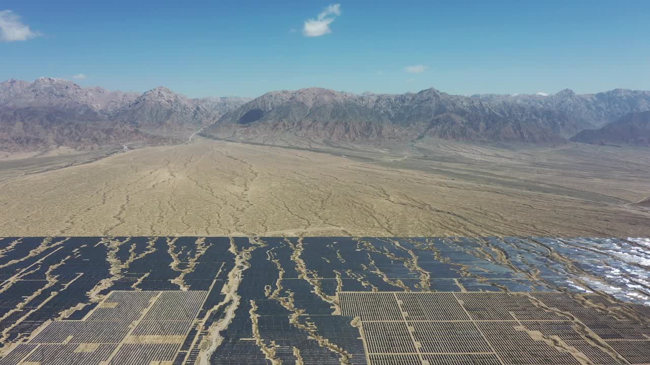 沙漠太阳能发电厂鸟瞰图视频素材