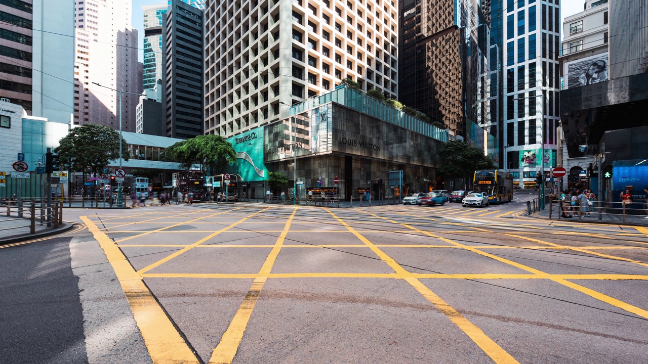 香港中央商务区的汽车、巴士、电车在路口、中国人步行过斑马线的时间变化。公共交通，亚洲城市生活，亚洲旅游理念视频素材