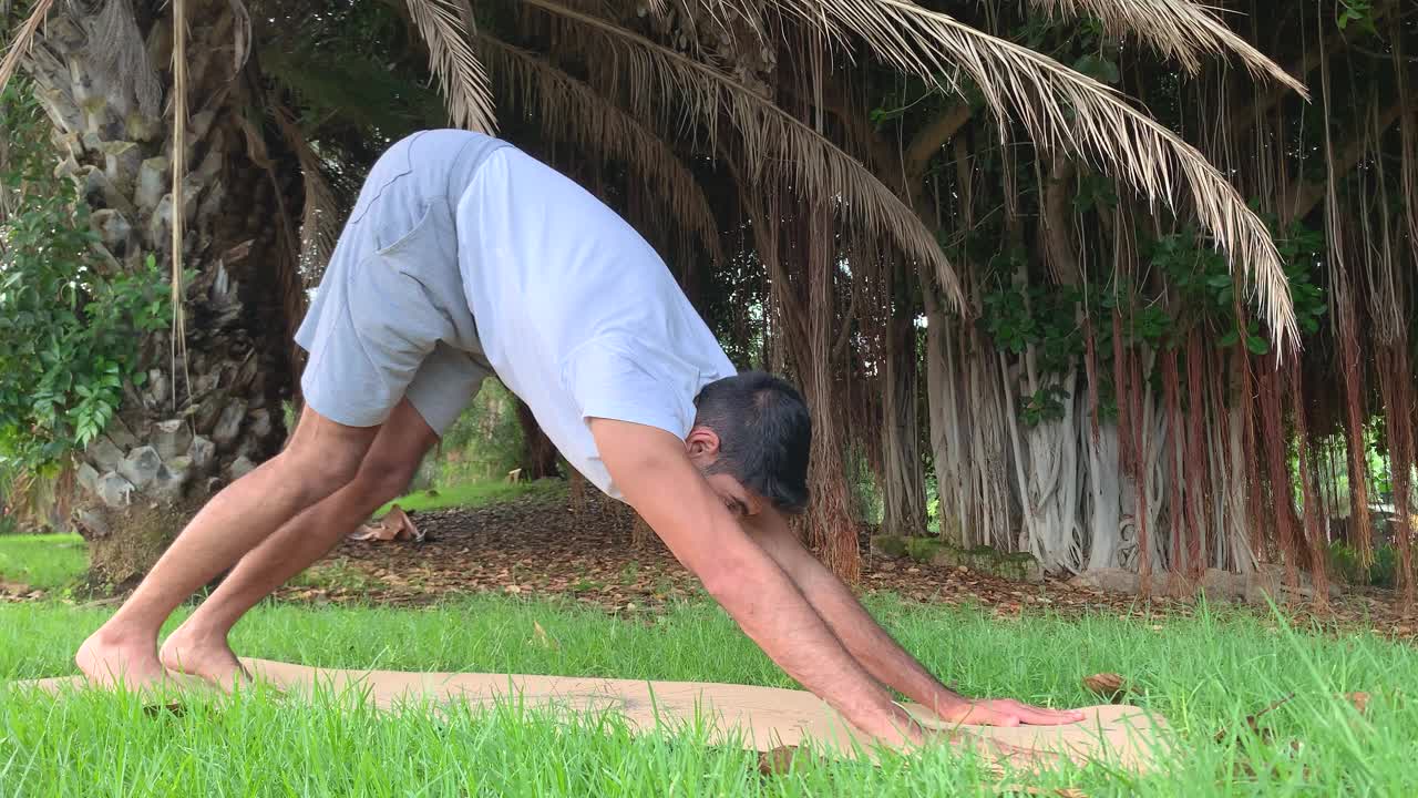 放松，身体更健康。夏天早上在加那利群岛进行柔韧性锻炼。视频素材