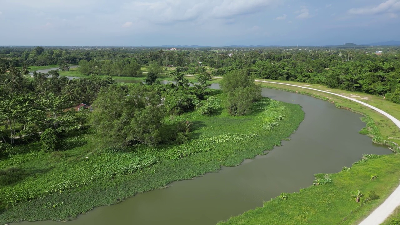 鸟瞰甘榜特鲁斯河边农场蜿蜒的道路视频素材