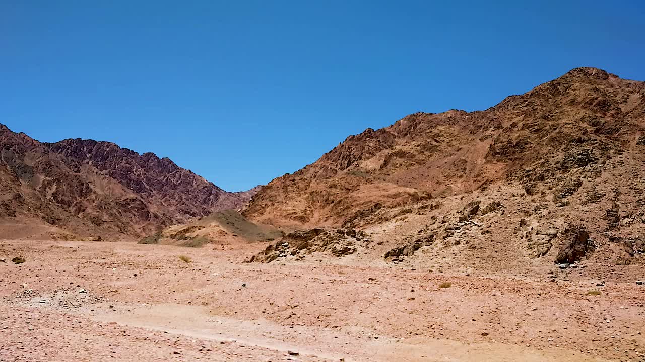 在山路上的公路旅行。视频素材