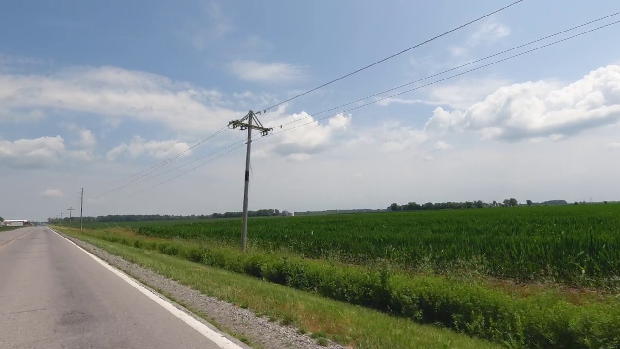 穿越乡村的公路旅行视频素材