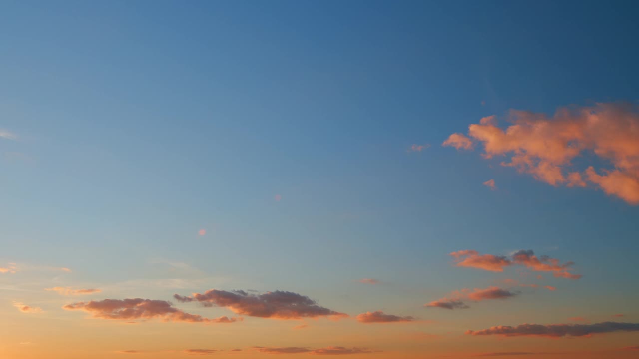 日落时的天空和云彩。不同深浅的云与颜色的天空。间隔拍摄。视频素材