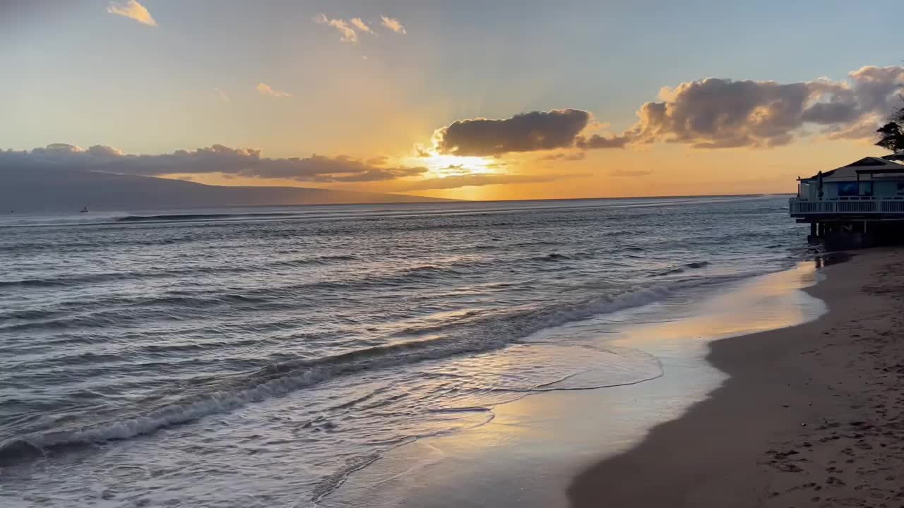 夏威夷毛伊岛卡阿纳帕利海滩前街日落时的海岸线视频素材